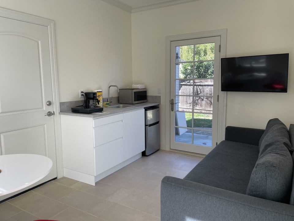 amenities: mini fridge, micro wave coffee machine , induction plate & TV