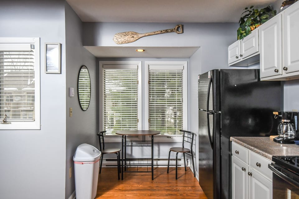 Full Kitchen + Additional Breakfast Table for 2