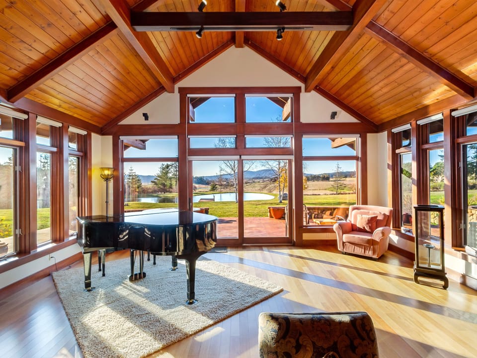 Large widows with views of the pond and valley