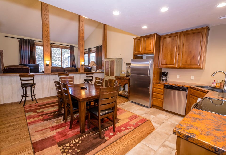 Enjoy meals with your family in the living room!
