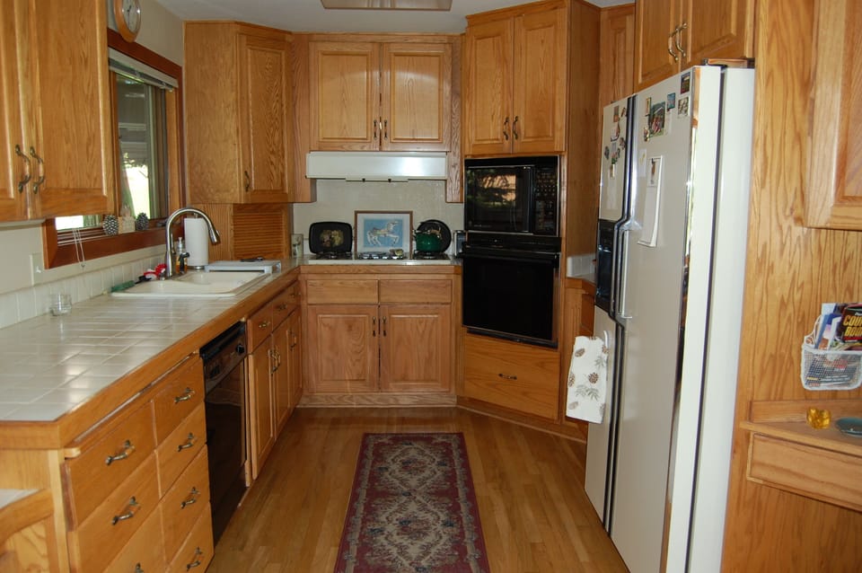 A kitchen that comes equipped with all cooking needs.
