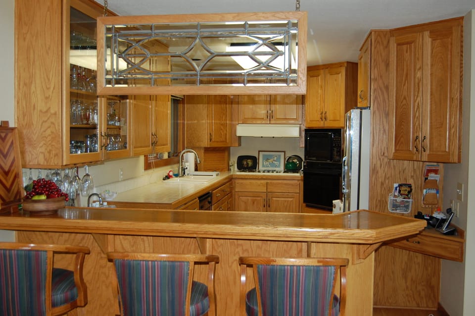 More dining at the bar and kitchen counter.