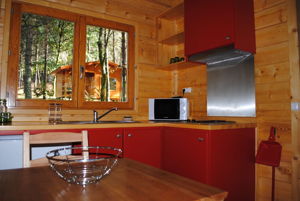 Kitchenette Bungalow, equipada com placa elétrica, microondas e mini-frigorifíco