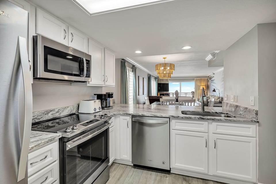 Beautifully upgraded kitchen w/ granite & stainless appliances (couch replaced)