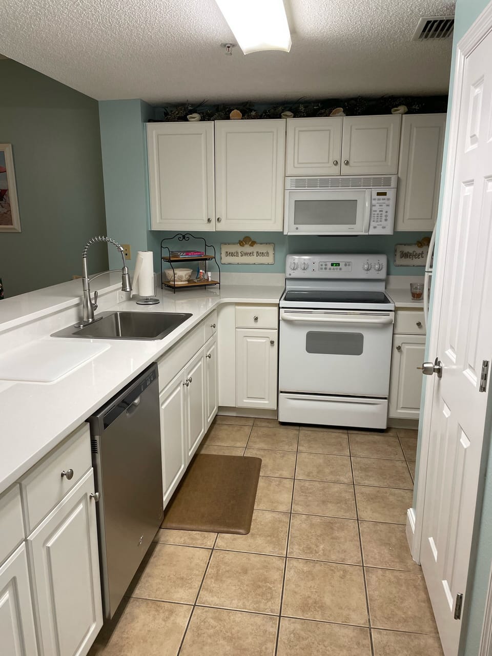 New quartz counter tops, dishwasher, washer/dryer, stainless sink tub