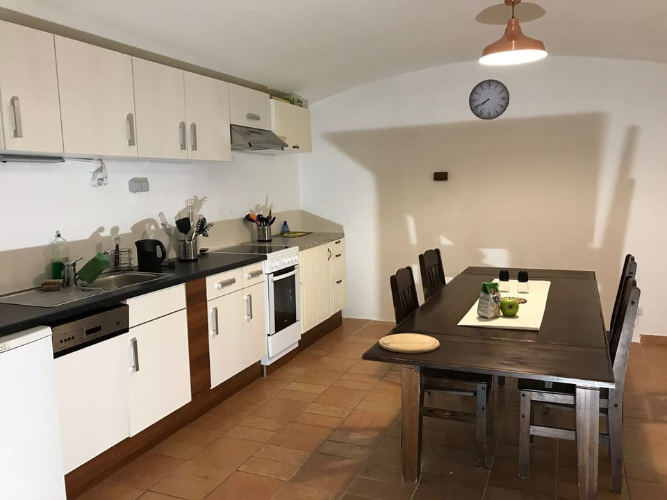Kitchen & dining area
