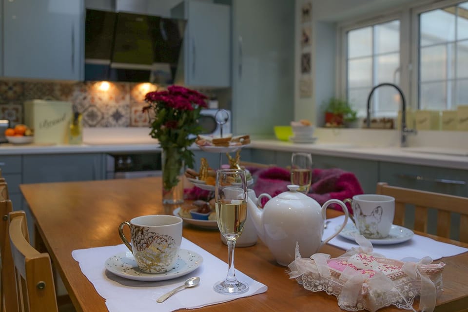 The Blue-sky kitchen
From knives to pots, pans and wine glasses