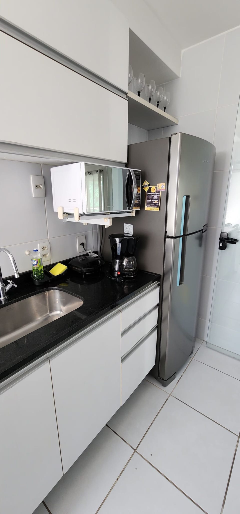 Geladeira Brastemp luxo, microondas espelhado.