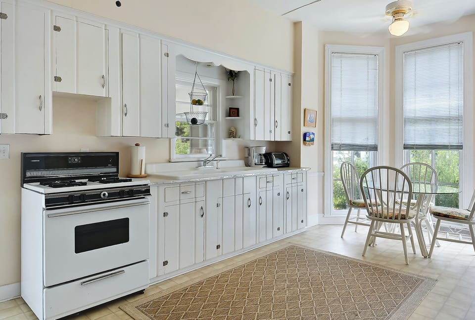 Table space kitchen with bay window