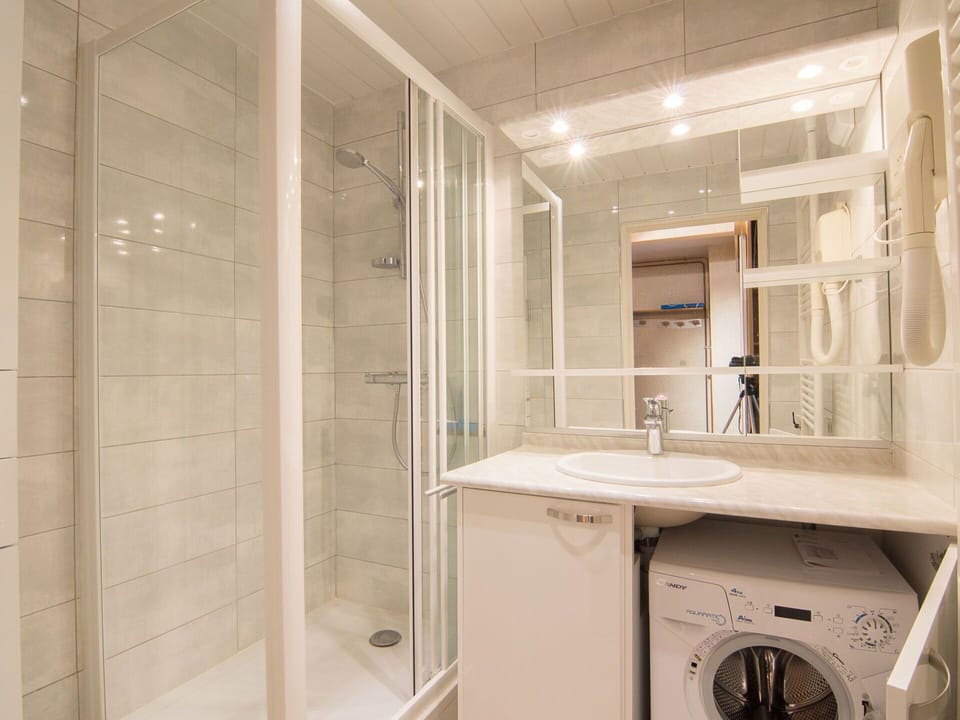 Property, Room, Bathroom, Interior Design, Tile, Real Estate, Architecture, Building, House, Furniture