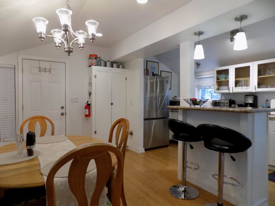 (39)Dining Room & Bar!