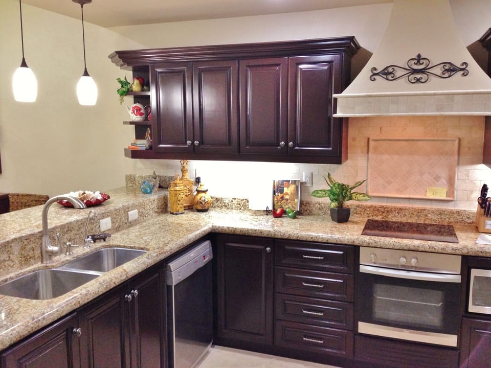 Modern, large kitchen with stainless appliances. Filtered water for drinking/ice