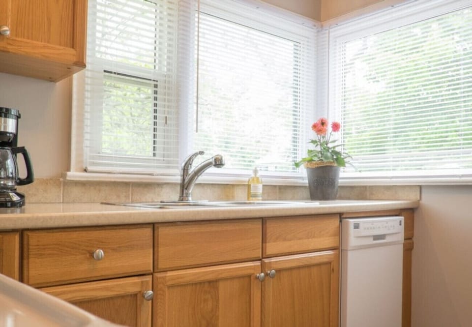 Full Kitchen - Hullcrest Cottage - Niagara-on-the-Lake