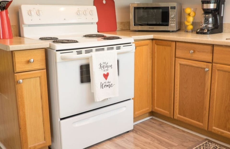 Kitchen - Hullcrest Cottage - Niagara-on-the-Lake