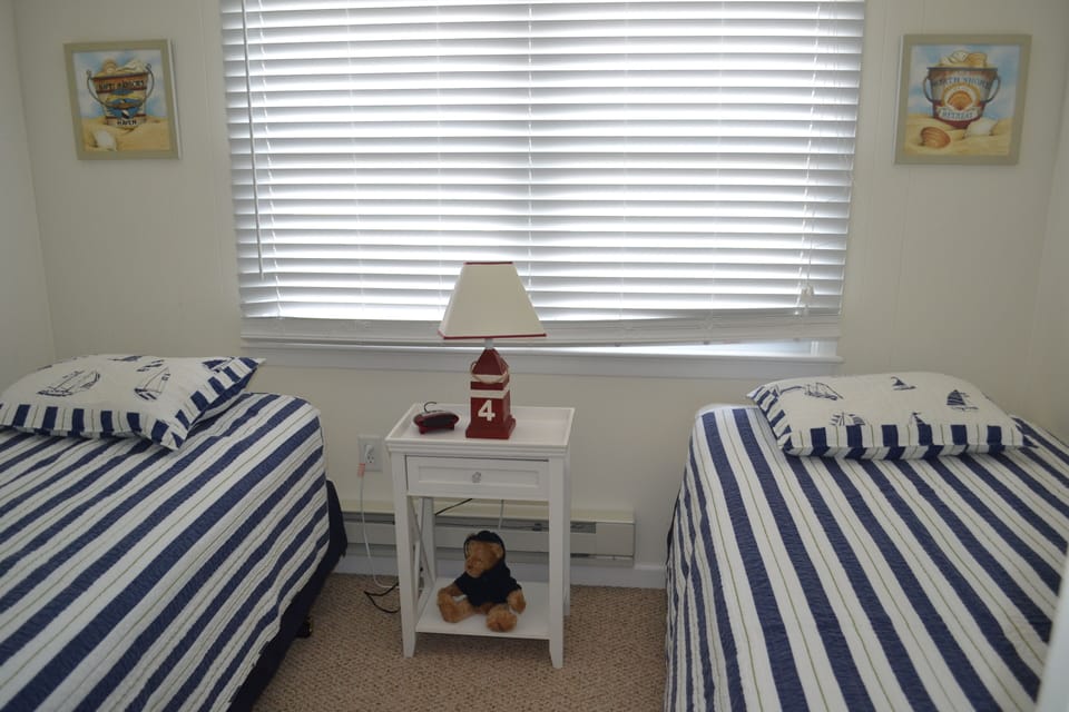 2nd Bedroom with Twin Mattresses