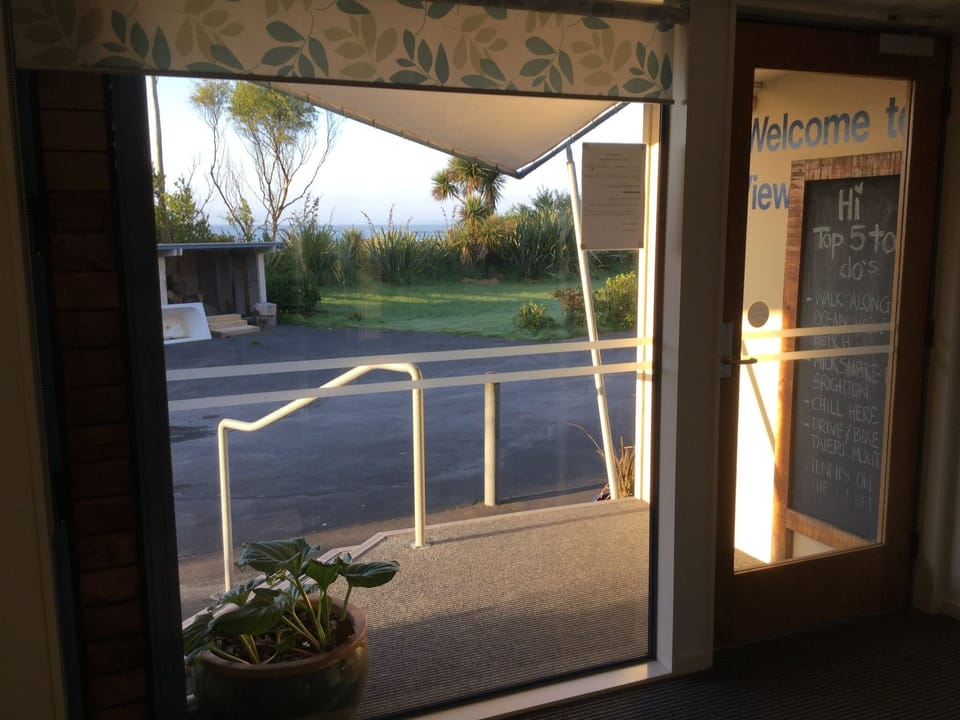 Front entrance with the Pacific Ocean in the background. 3 minutes walk to beach