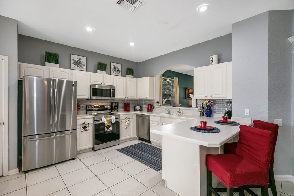 Well equipped kitchen including pots & pans, regular and keuring coffee machine