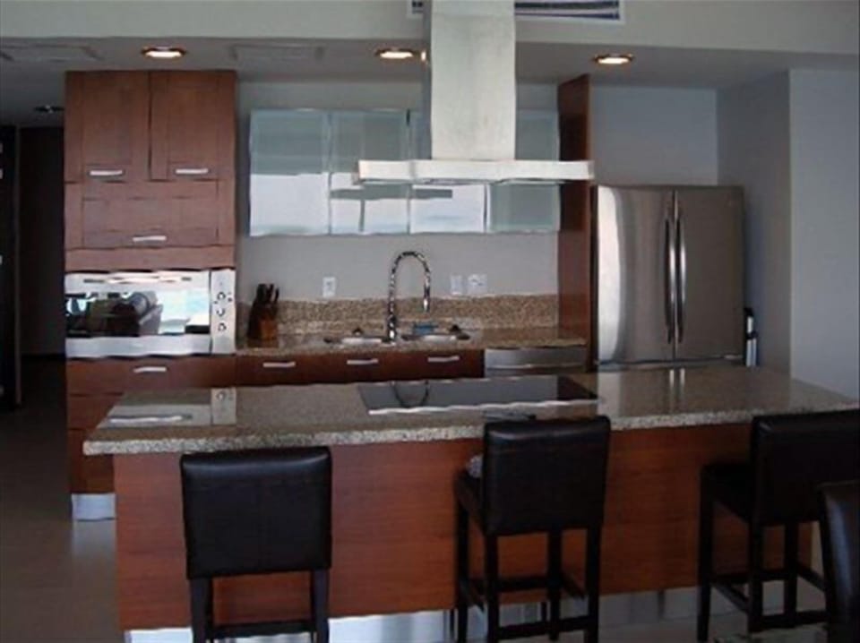 Kitchen w/dishwasher, disposal, oven, microwave and ceramic-glass cooktop 
range
