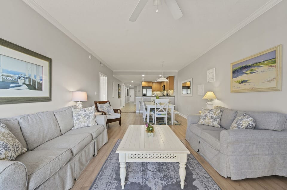 Mariner's Watch 104 sleeps 8 in comfort & style.