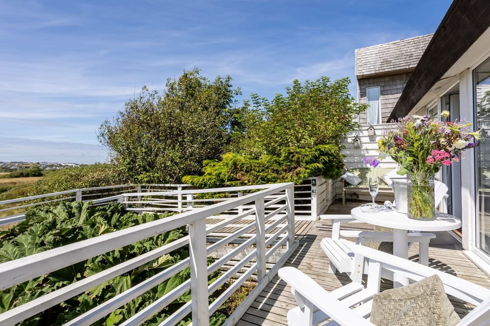Owain's Lake View - decked seating area - Llanfaelog