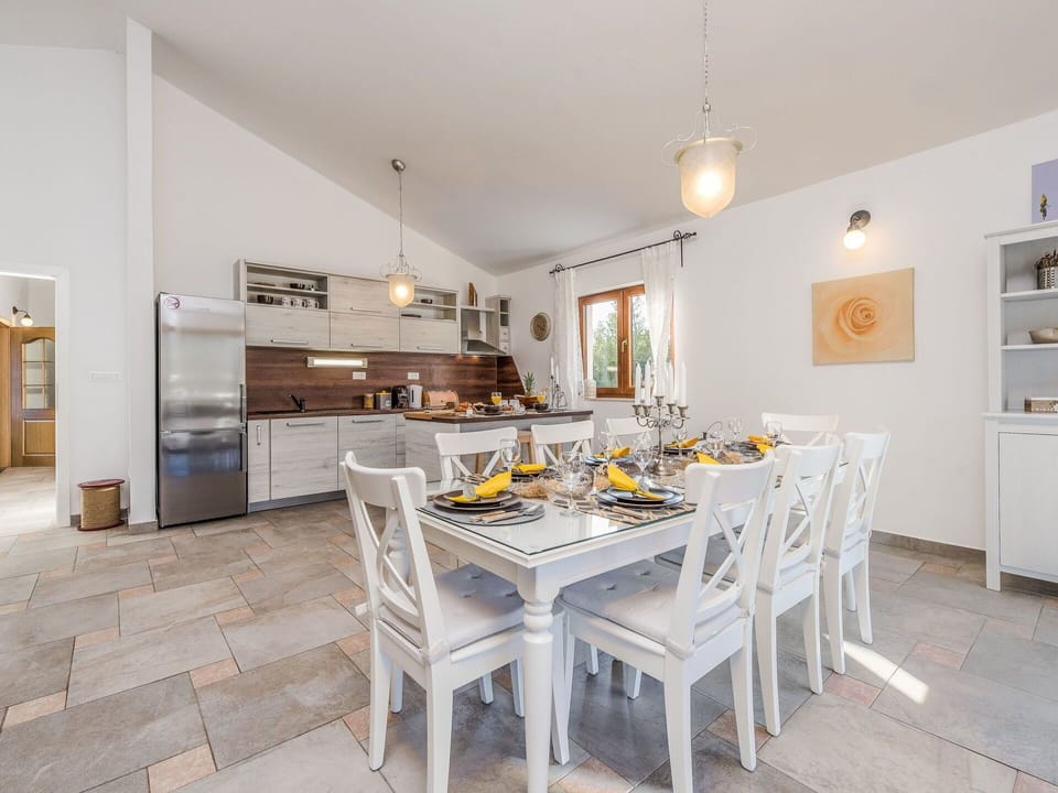 Property, Room, Furniture, Building, Interior Design, Ceiling, Real Estate, Floor, Table, Dining Room