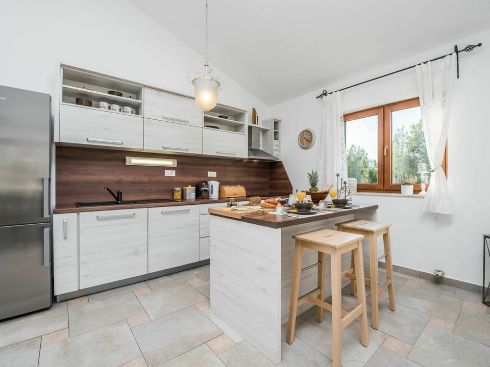 Countertop, Cabinetry, Furniture, Property, Window, Kitchen Appliance, Kitchen Stove, Building, Wood, Kitchen