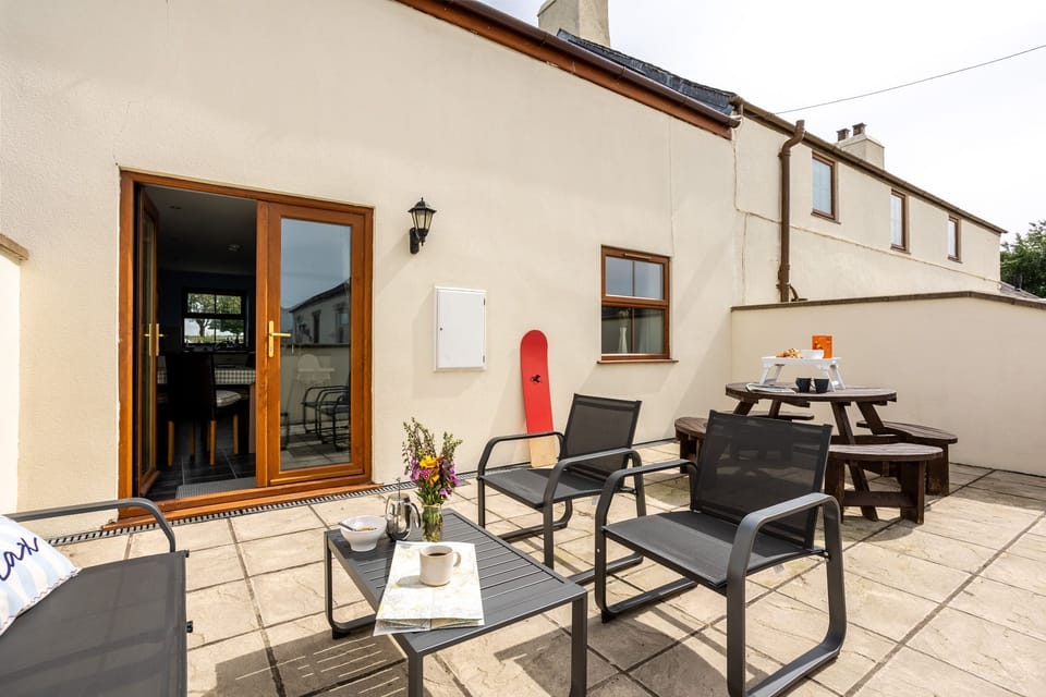 Y Stabl - back patio into kitchen