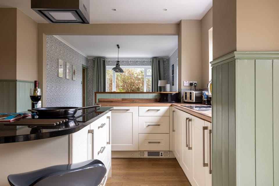 Fully equipped modern kitchen with coffee machine, dishwasher and all mod cons, family holiday home in Rhosneigr, Anglesey