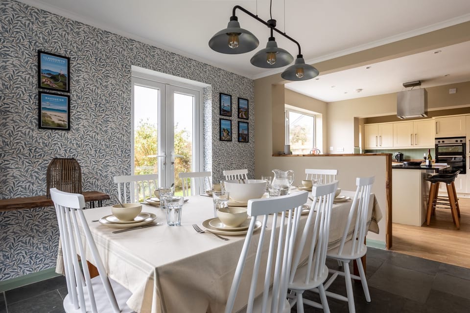 Lakeside Dining Table