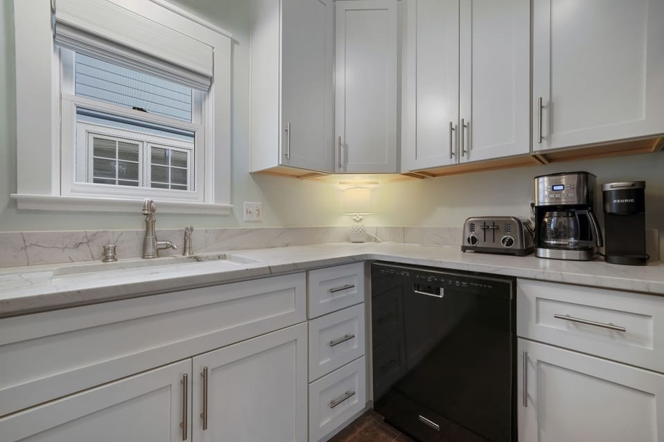KITCHEN WITH ALL NECESSARY APPLIANCES