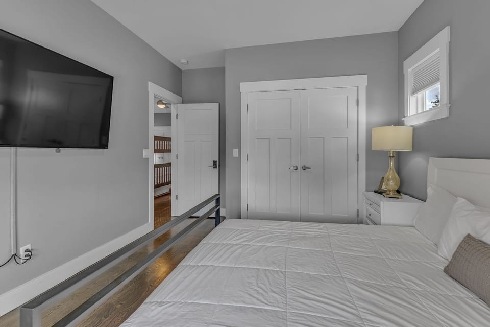 Large, Upstairs King Bedroom with TV (2)