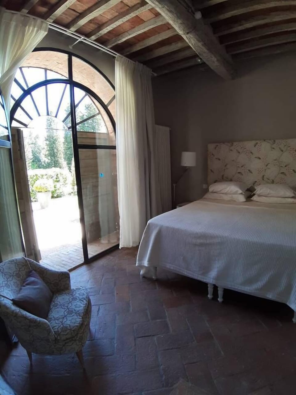 Double bedroom with doors to garden
