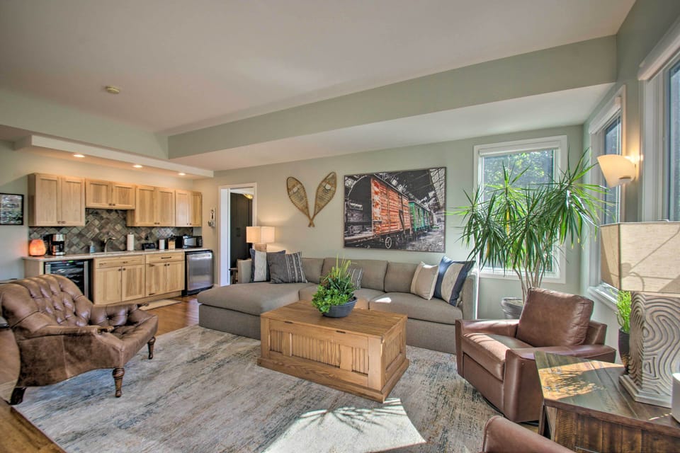 Living Room | Smart TV | Kitchenette