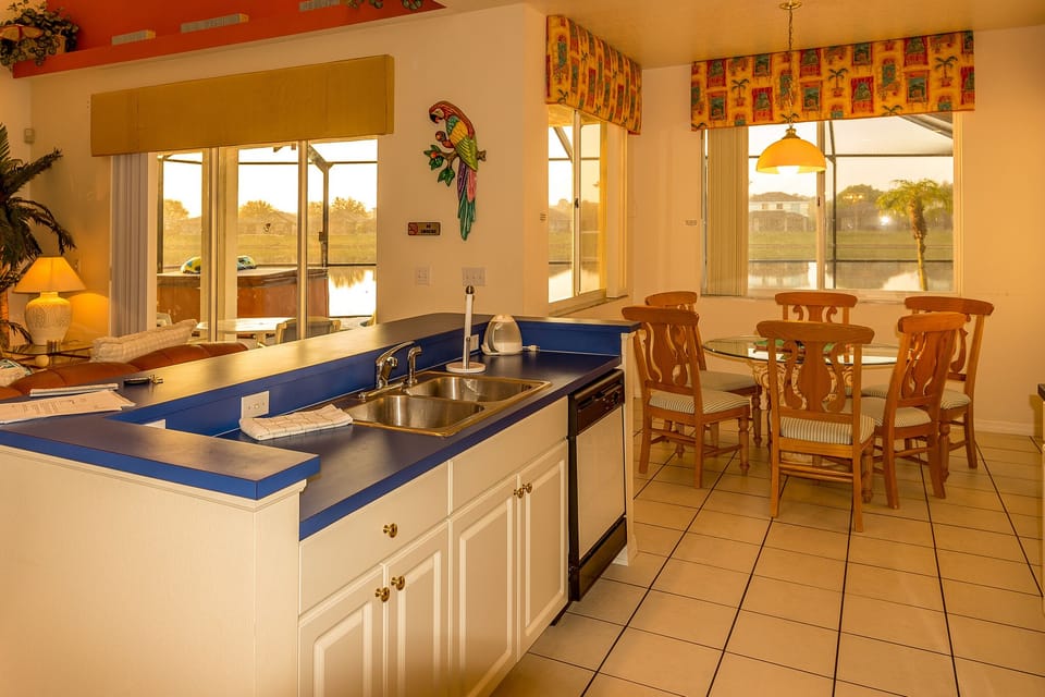 Fully equipped kitchen and breakfast nook