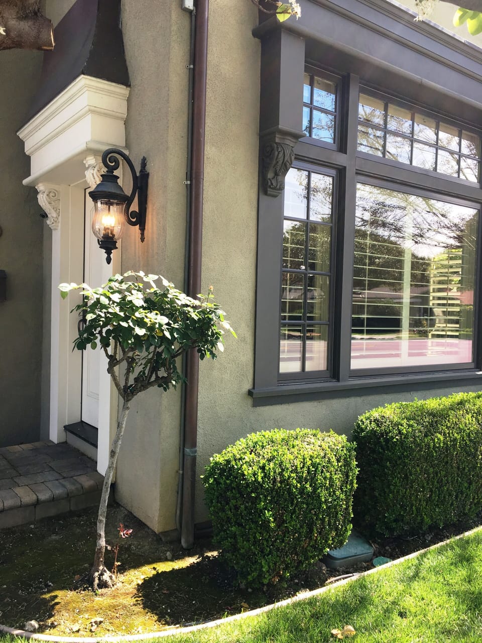 Gorgeous Entry on “ The Avenue”