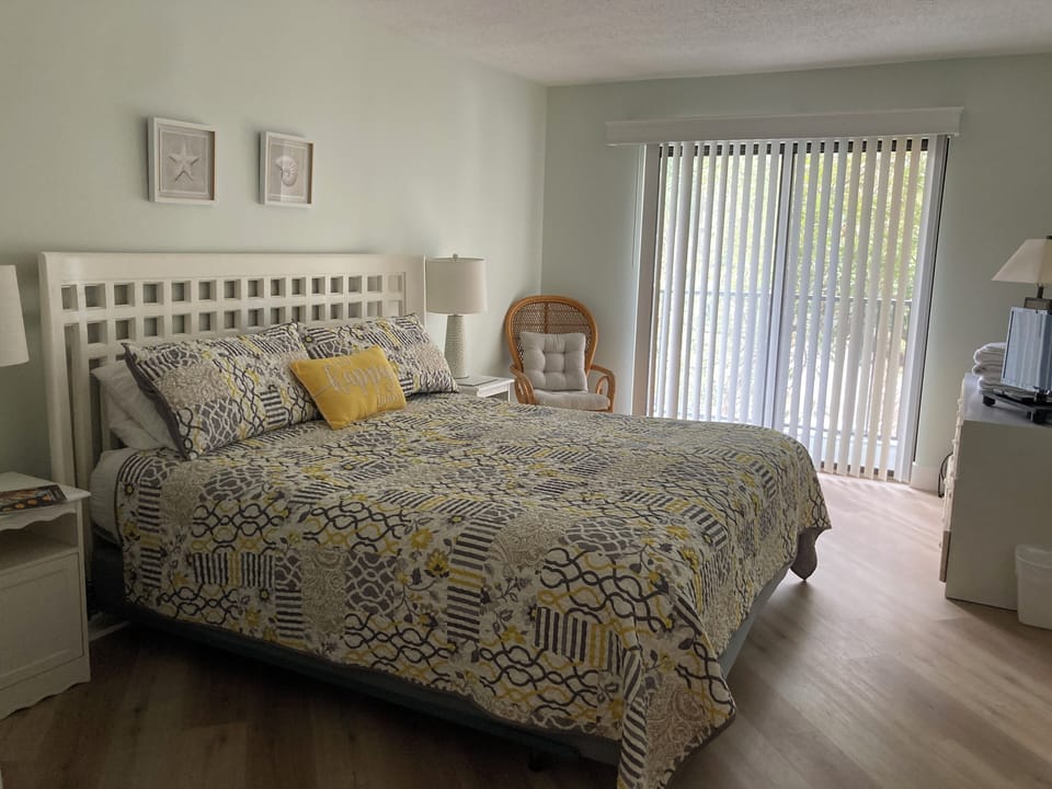 Guest bedroom with private patio for 2