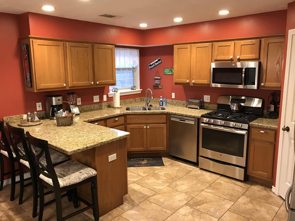 kit w/ lots of seating, coffee maker, blender, all the dishes & cooking needs