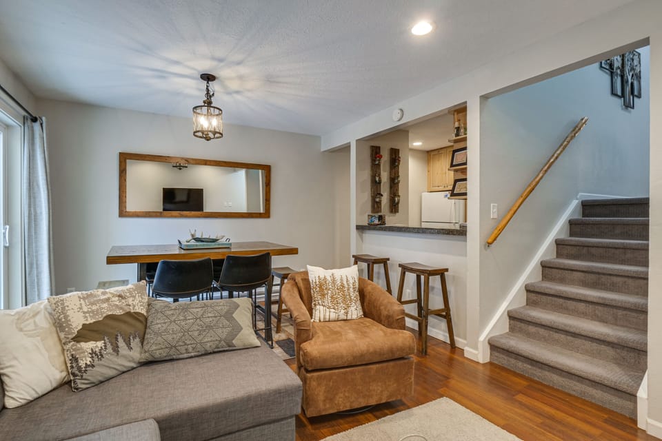 Living Room | Free WiFi | Smart TV