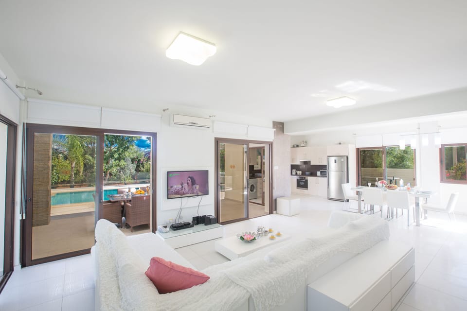 Open-Plan living room, kitchen and dining area
