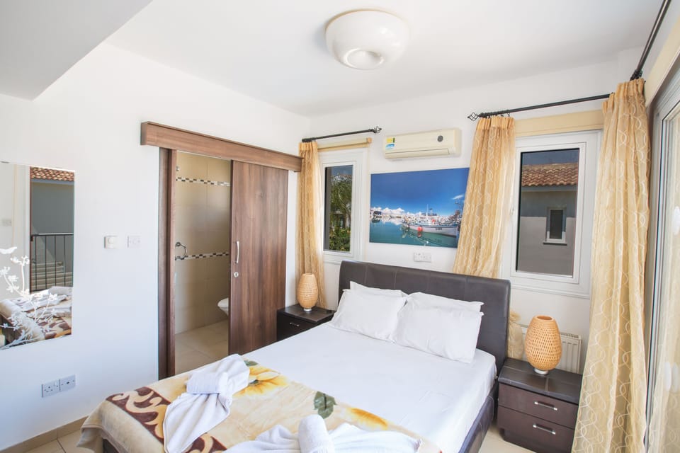 Master Bedroom with en suite bathroom