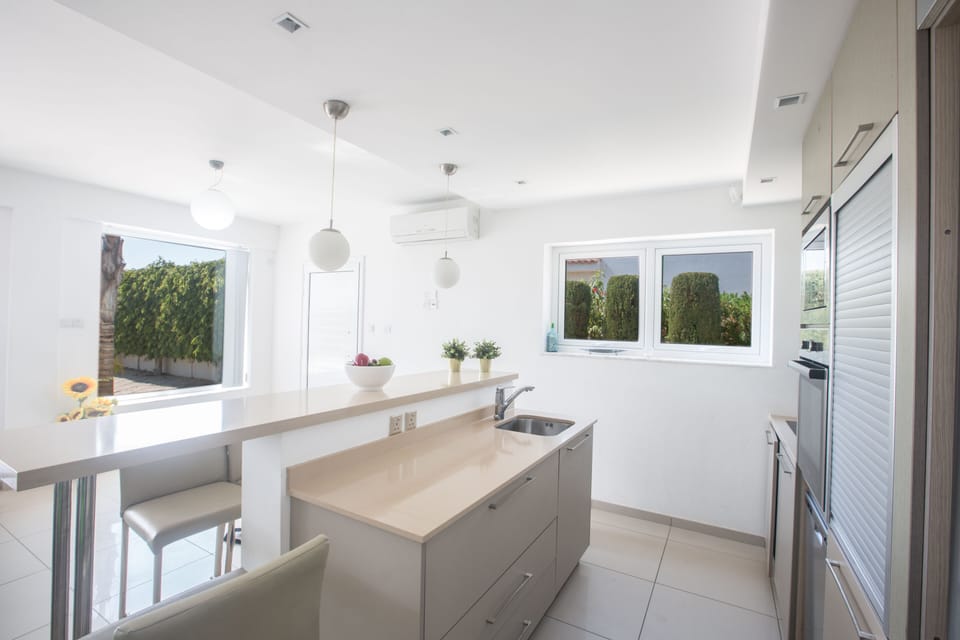 Modern, fully equipped kitchen