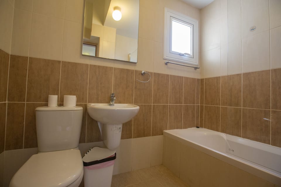 Main Bathroom with bathtub, overhead shower and WC