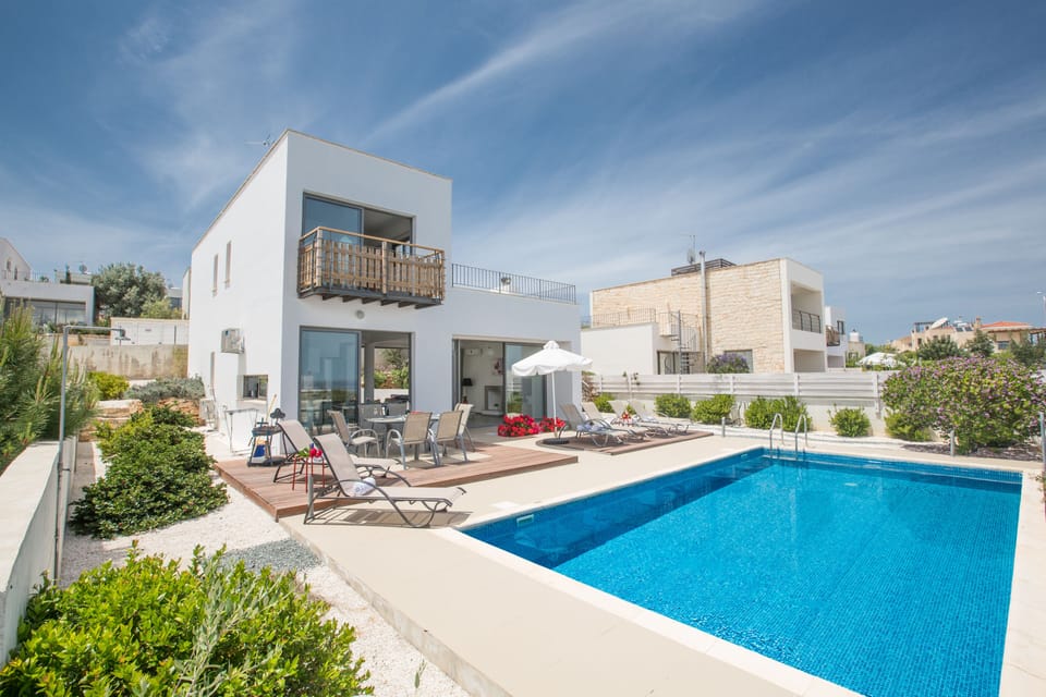 Spacious garden with barbecue, seating area, sun loungers and private pool