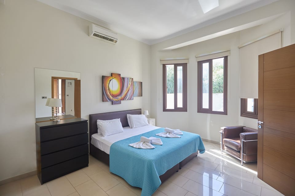 Bedroom 7, ground floor, with double bed