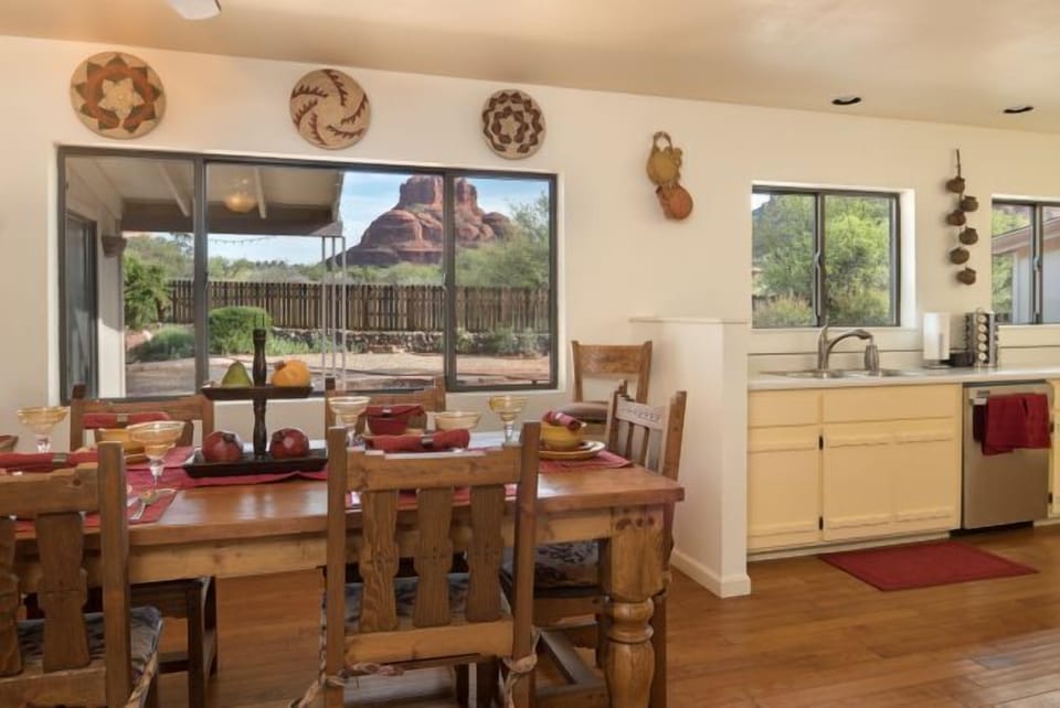 Kitchen and dining room with views of Bell Rock, Castle Rock, and Courthouse 