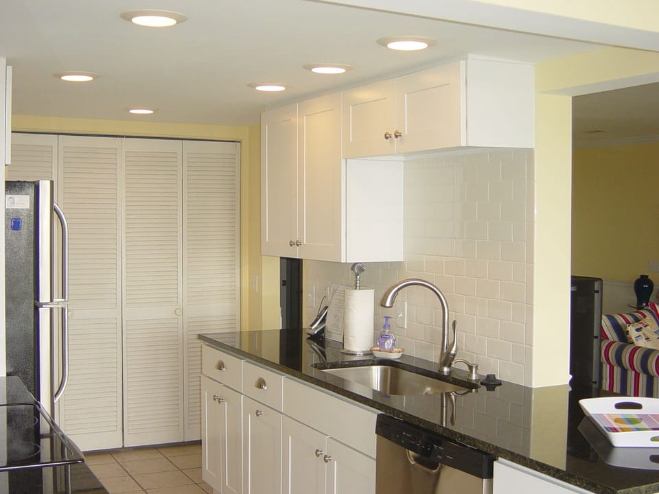ALL NEW BRIGHT OPEN KITCHEN!
