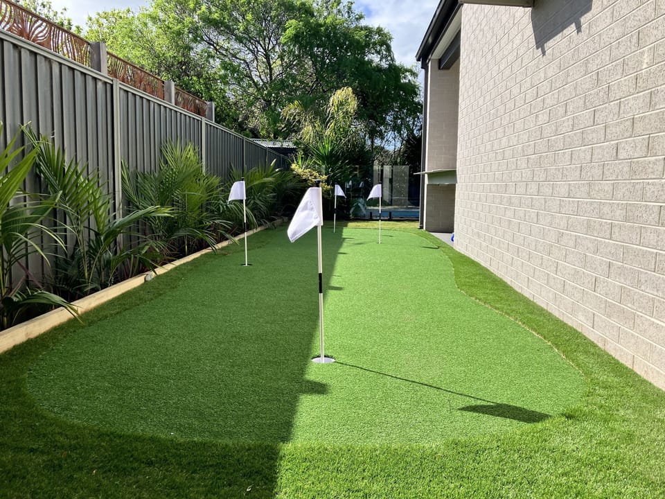 4 holes with putters and balls supplied