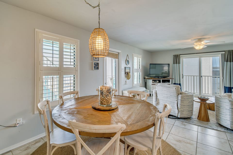 Dining Area | Dishware/Flatware Provided