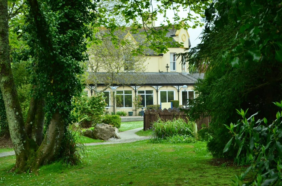 Tolroy Manor