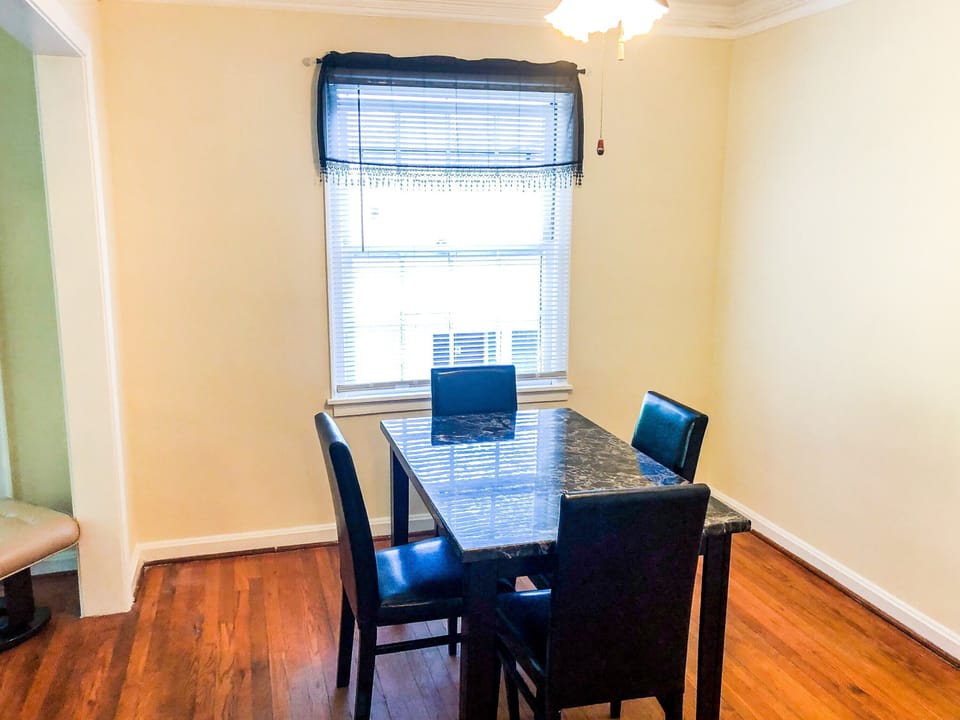 eating area sits four